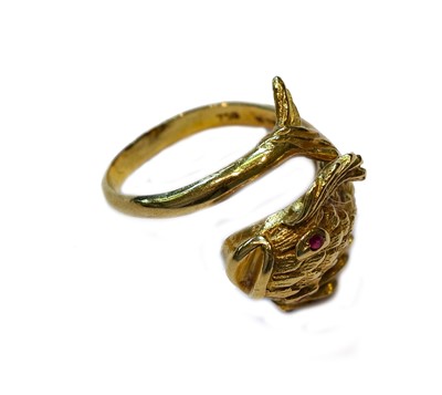 Lot 234 - A fish ring, stamped '750', finger size I1/2