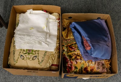 Lot 1279 - Assorted textiles comprising a 1930s blue bed...