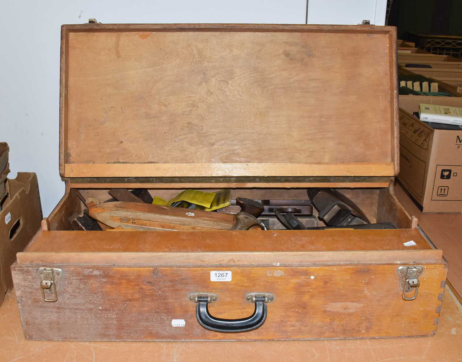 Lot 1267 - A joiners chest containing a quantity of...