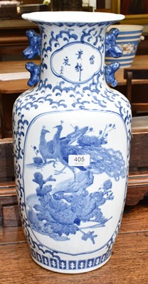 Lot 405 - An early 20th century Chinese blue and white...