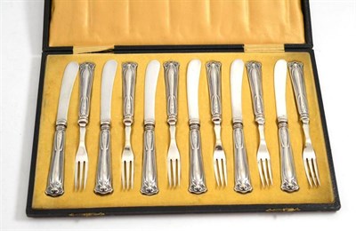 Lot 188 - Silver handled dessert eaters in a fitted case