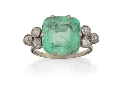 Lot 2262 - An Emerald and Diamond Ring