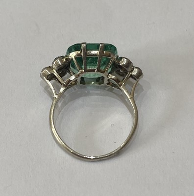 Lot 2262 - An Emerald and Diamond Ring
