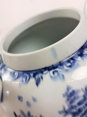 Lot 48 - A Lowestoft porcelain large teapot or punch...