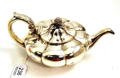 Lot 236 - A William IV silver teapot, 1833