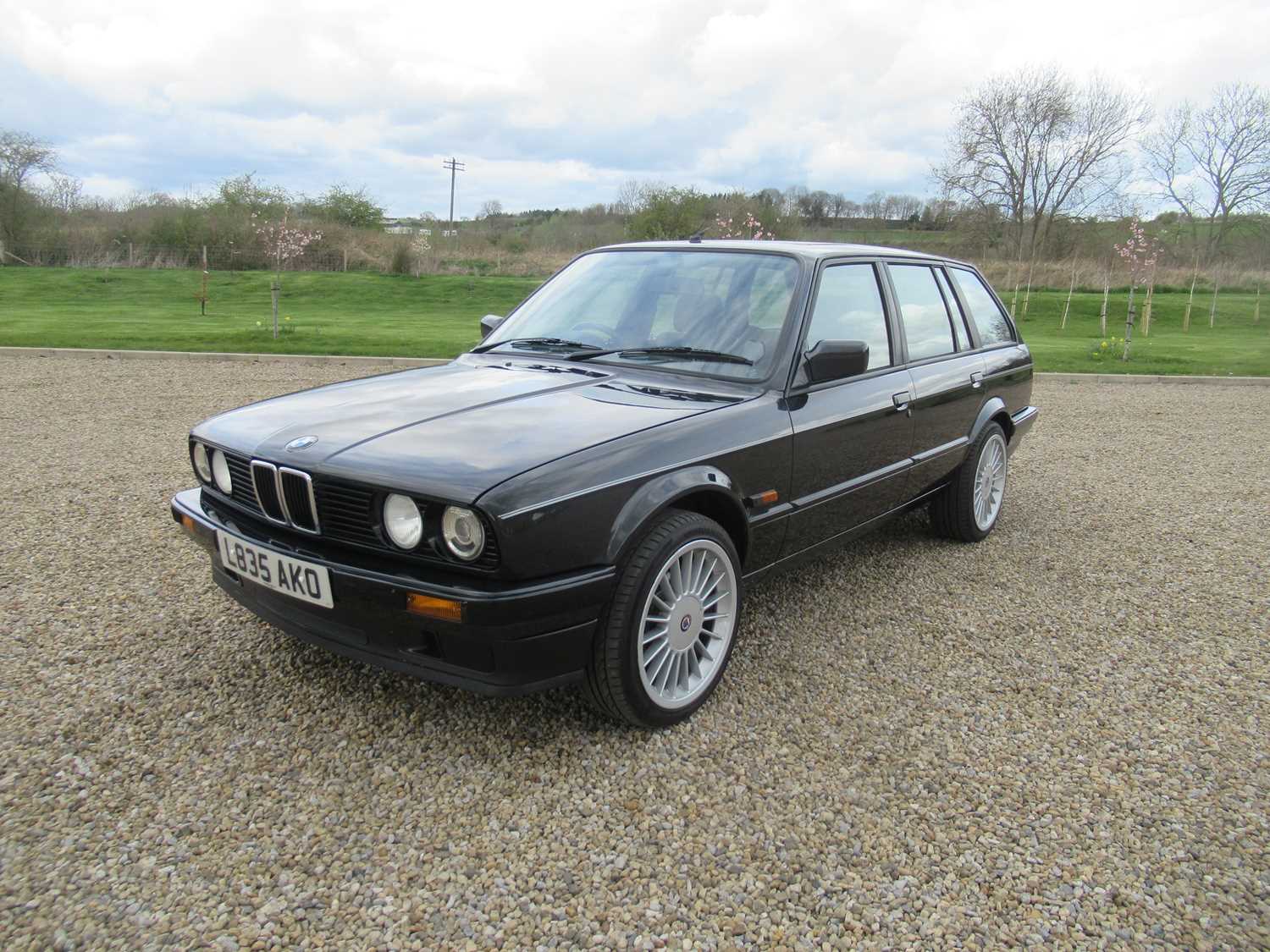 Lot 211 - 1993 BMW E30 318 Touring Manual Registration...