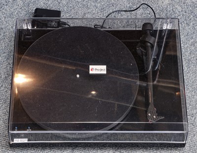 Lot 1333 - Pro Ject carbon EVO gloss black turn table,...