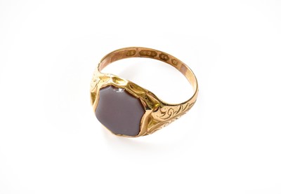 Lot 192 - A 15 carat gold hardstone signet ring, finger...