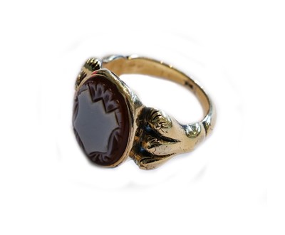 Lot 186 - A hardstone signet ring, finger size N