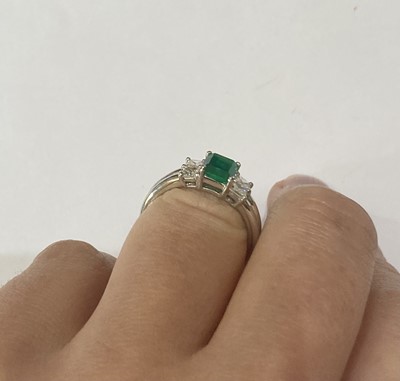 Lot 2284 - An Emerald and Diamond Ring