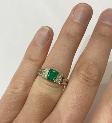 Lot 2284 - An Emerald and Diamond Ring