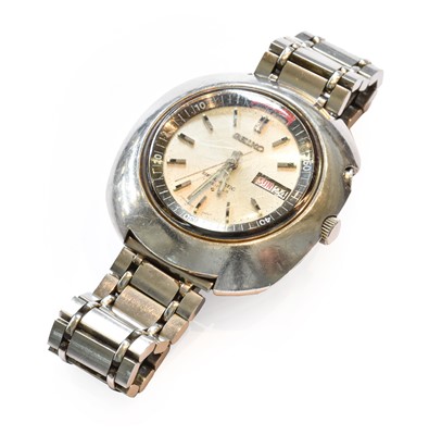 Lot 338 - A stainless steel automatic day/date centre...