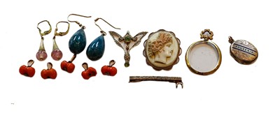 Lot 413 - A small collection of jewellery including a...