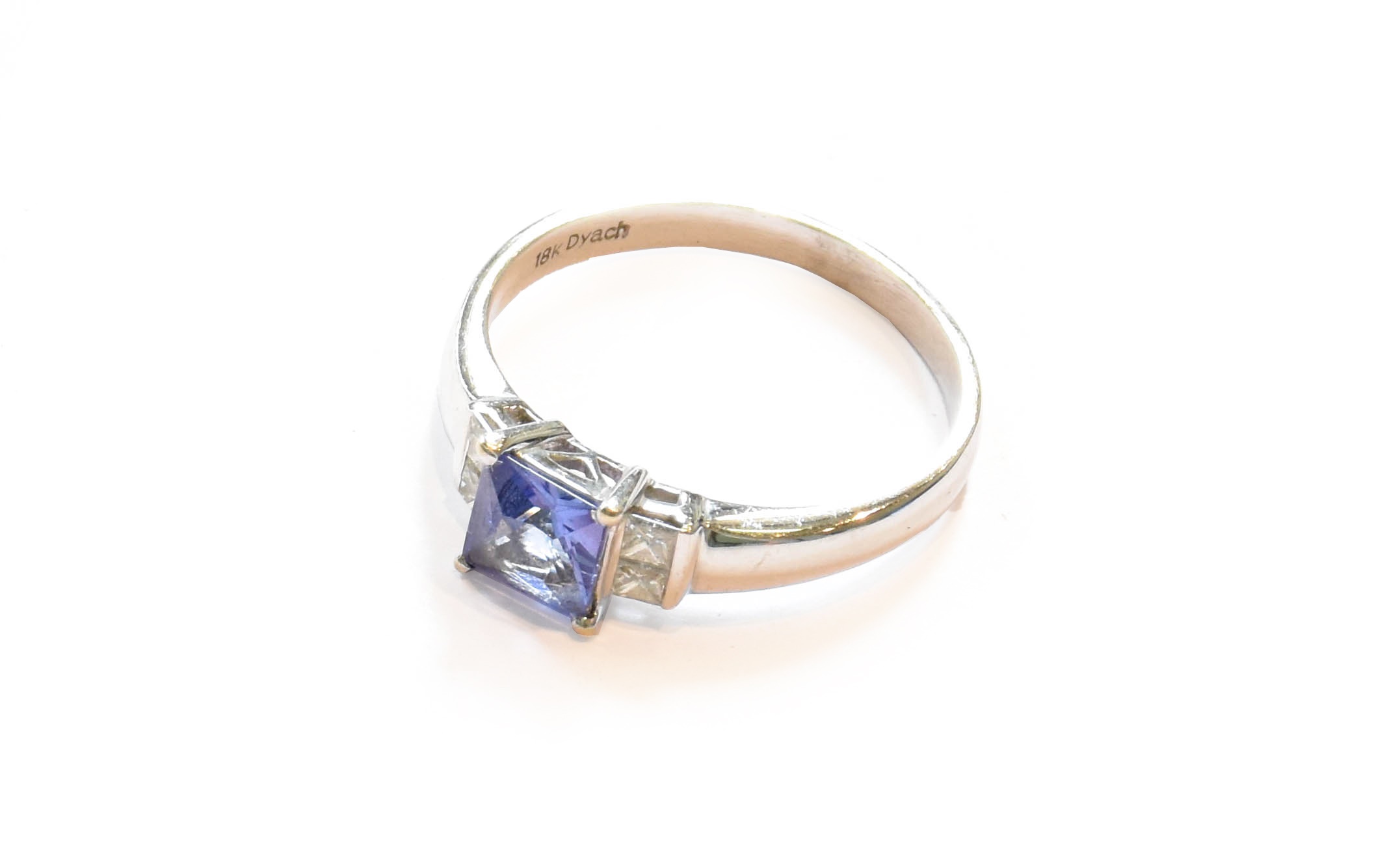Lot 339 - A tanzanite and diamond ring, stamped '18K',