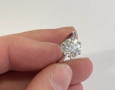Lot 2362 - A Platinum Diamond Ring