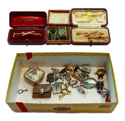 Lot 409 - A quantity of jewellery and collectables...