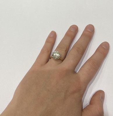Lot 2359 - An 18 Carat Gold Diamond Solitaire Ring