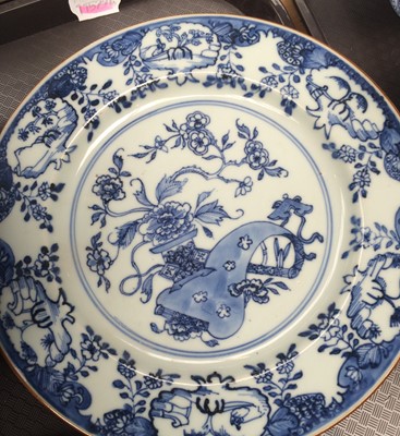 Lot 257 - A Chinese Qianlong blue and white plate, a...