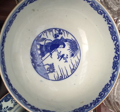 Lot 257 - A Chinese Qianlong blue and white plate, a...