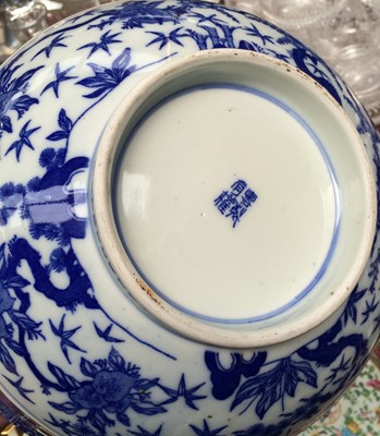 Lot 257 - A Chinese Qianlong blue and white plate, a...