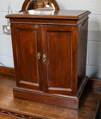 Lot 1106 - An early 20th century mahogany fitted table...