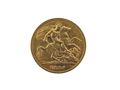 Lot 349 - Edward VII, Half Sovereign 1907, obv. bare...