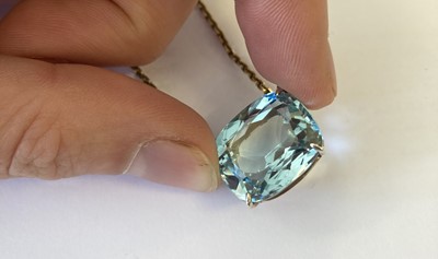 Lot 2086 - An Aquamarine Necklace