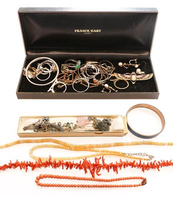 Lot 282 - A quantity of jewellery including necklaces,...