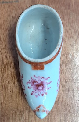 Lot 131 - A Chinese porcelain miniature shoe, Qianlong,...