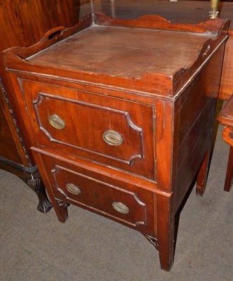 Lot 545 - George III mahogany tray top commode