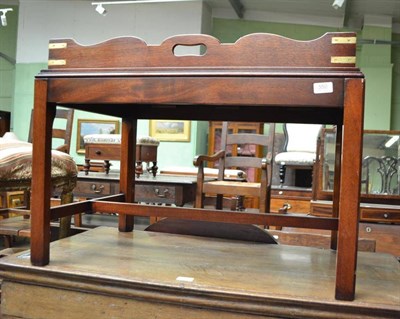 Lot 550 - Reproduction mahogany tray top coffee table