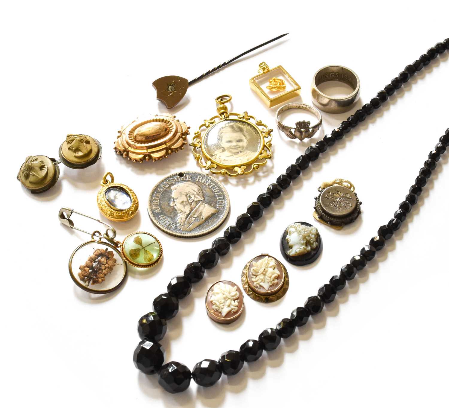 Lot 213 - A small quantity of jewellery including two...