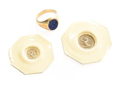 Lot 242 - A 9 carat gold hardstone intaglio crest ring,...