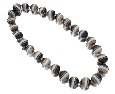 Lot 2010 - A Banded Agate Bead Necklace