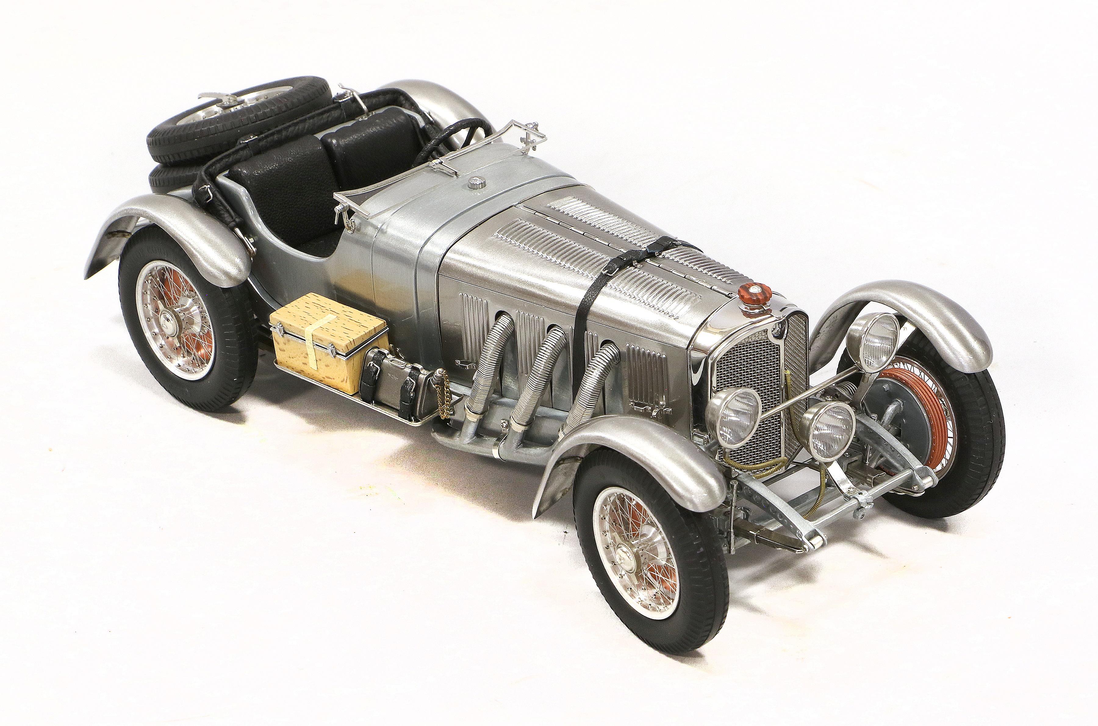 人気満点CMC 1/18 メルセデスベンツ SSKL Sieger bei der Mille Miglia 1931 (3335-220) レーシングカー