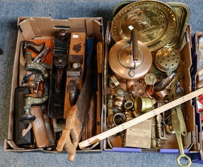 Lot 330 - A quantity of assorted tools including...