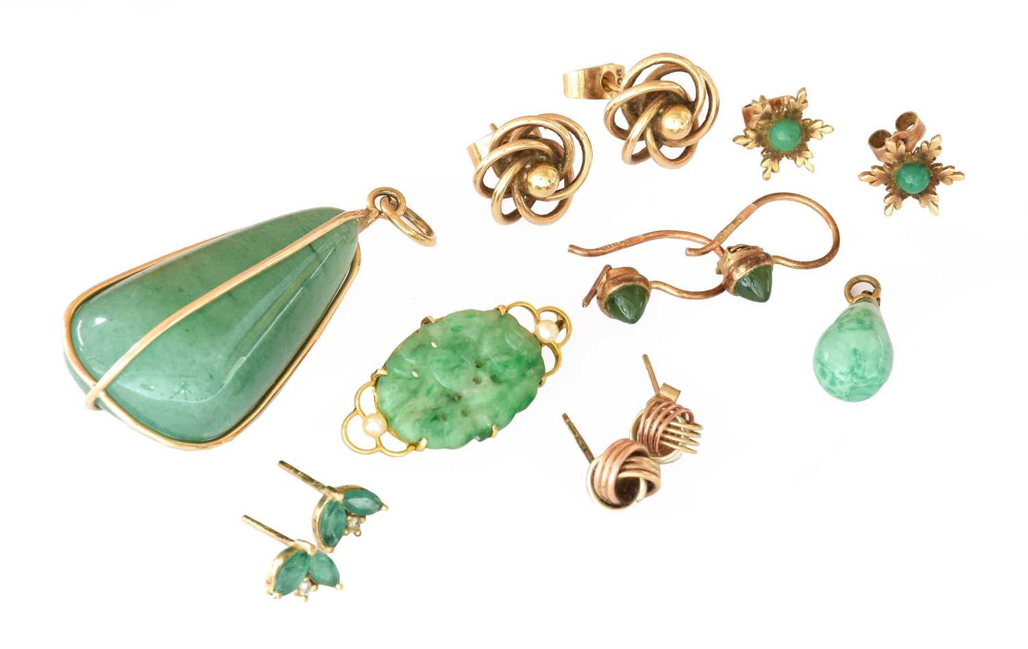 Lot 257 - A jade and seed pearl brooch, stamped '15CT',...