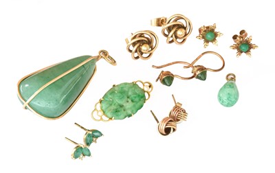 Lot 257 - A jade and seed pearl brooch, stamped '15CT',...
