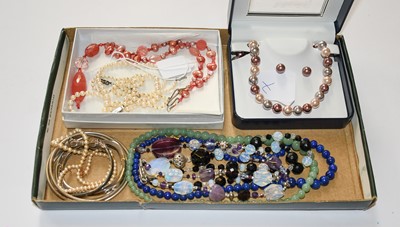 Lot 266 - A quantity of costume jewellery including a...