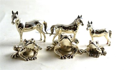 Lot 182 - A graduated set of three silver frogs and three graduated silver horses (all stamped 925), the...