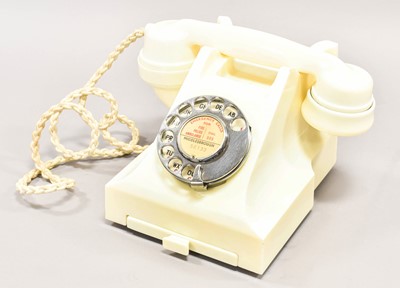 Lot 212 - A GPO Type 332 Ivory Bakelite Telephone