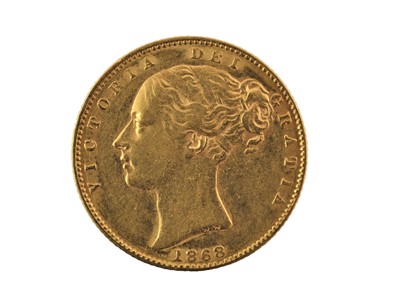 Lot 252 - Victoria, Sovereign 1868, obv. young head left,...