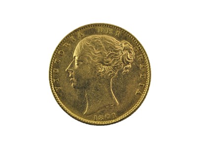 Lot 247 - Victoria, Sovereign 1861, obv. young head left,...