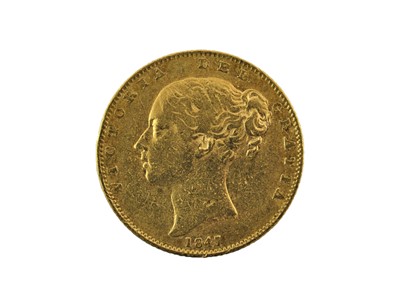 Lot 237 - Victoria, Sovereign 1847, obv. young head left,...