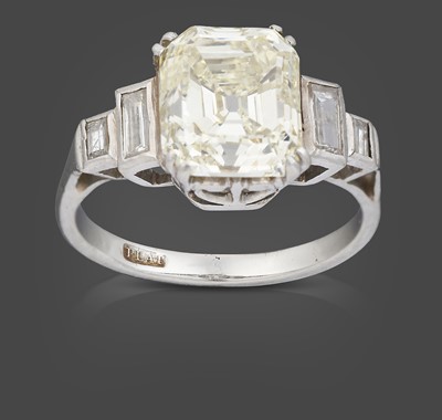 Lot 2344 - A Diamond Ring