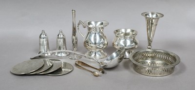Lot 194 - A group of glass and silver plated items,...