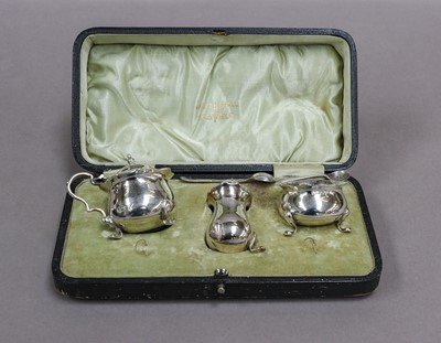Lot 43 - A Cased George V Silver Condiment-Set, by...