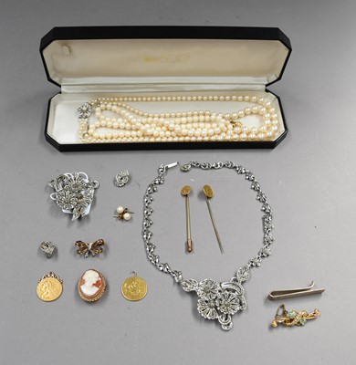 Lot 323 - A collection of jewellery including a 9 carat...