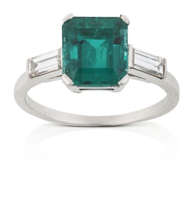 Lot 2299 - An Emerald and Diamond Ring