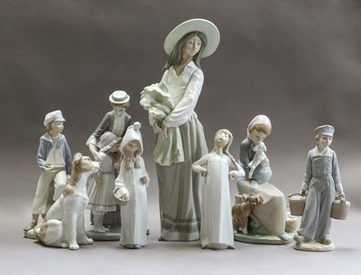 Lot 12 - A collection of Lladro/Nao figures